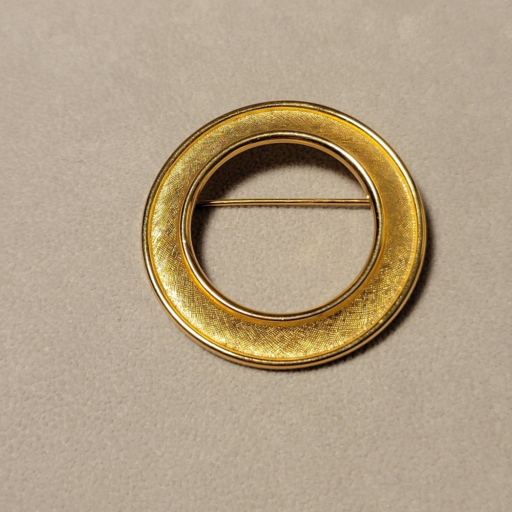 Vintage Trifari crown Florentine finish circle brooch pin 1950s